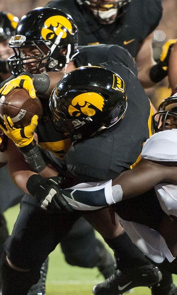 No. 5 Iowa holds off Minnesota for school's first 10-0 start